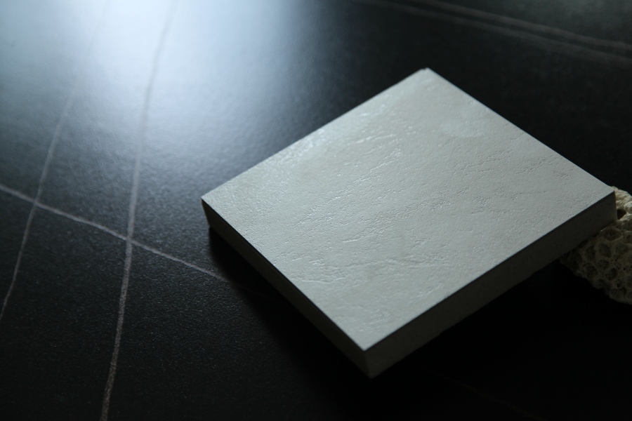 Jak přesně rytý povrch realizuje 3D přírodní textury? Beata’s Tile Innovation odhalena